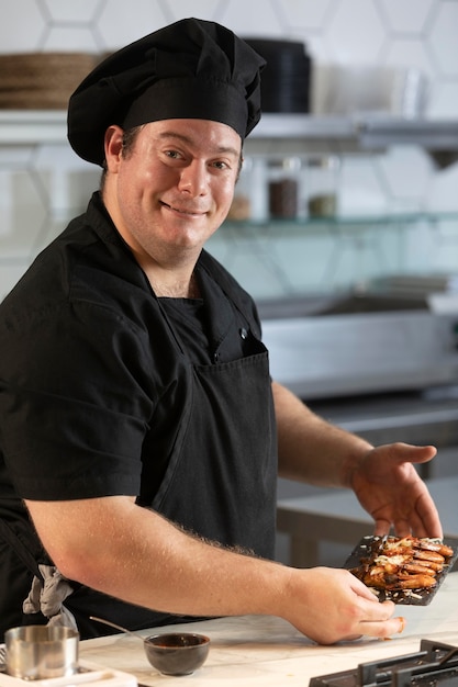 Chef masculino en cocina cocina