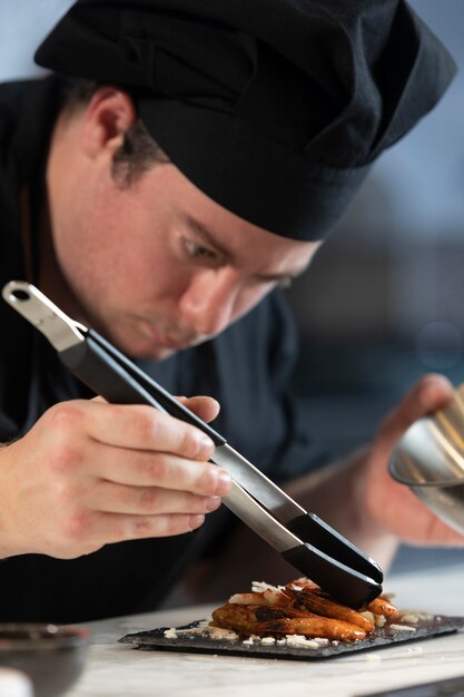 Chef masculino en cocina cocina