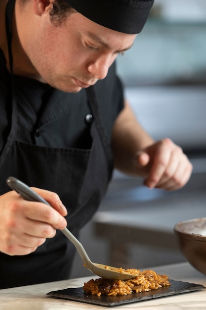 Chef masculino en cocina cocina