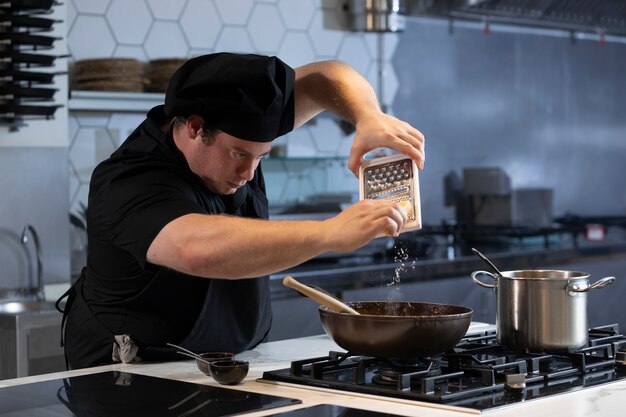 Chef masculino en cocina cocina