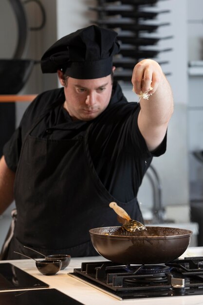 Chef masculino en cocina cocina