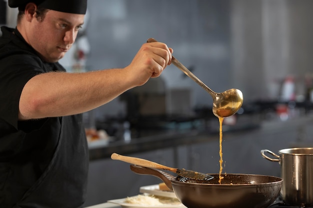 Foto gratuita chef masculino en cocina cocina