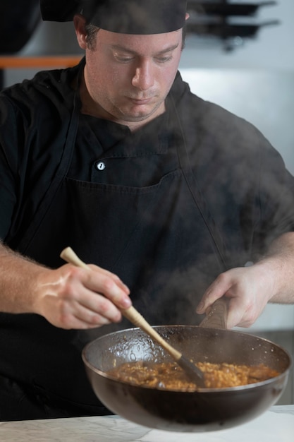 Chef masculino en cocina cocina