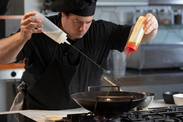 Chef masculino en cocina cocina