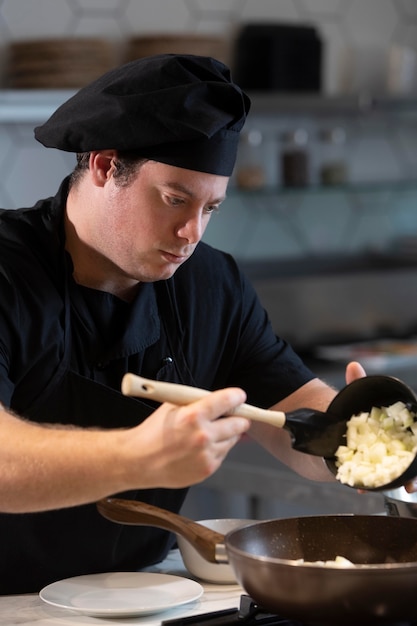 Chef masculino en cocina cocina