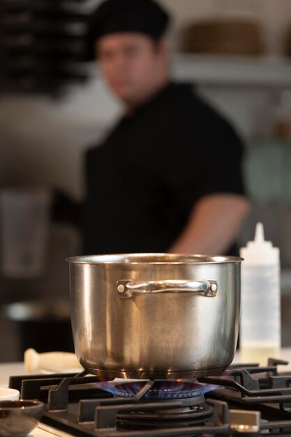 Chef masculino en cocina cocina