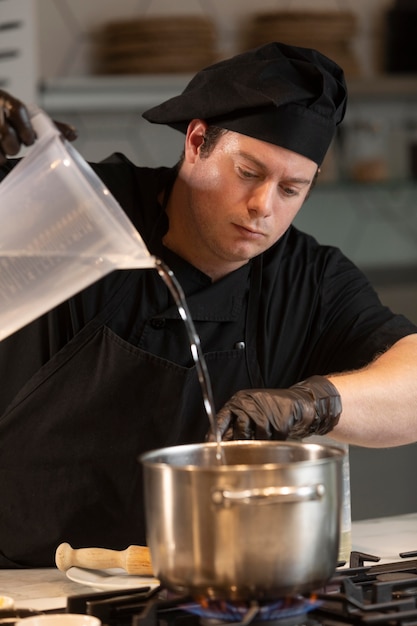 Foto gratuita chef masculino en cocina cocina