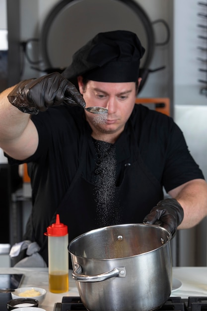 Chef masculino en cocina cocina