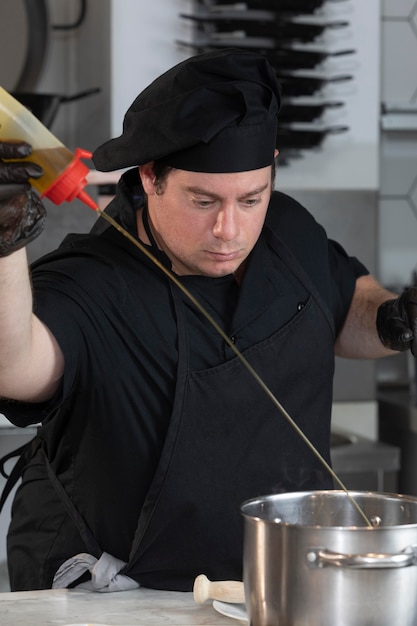 Foto gratuita chef masculino en cocina cocina