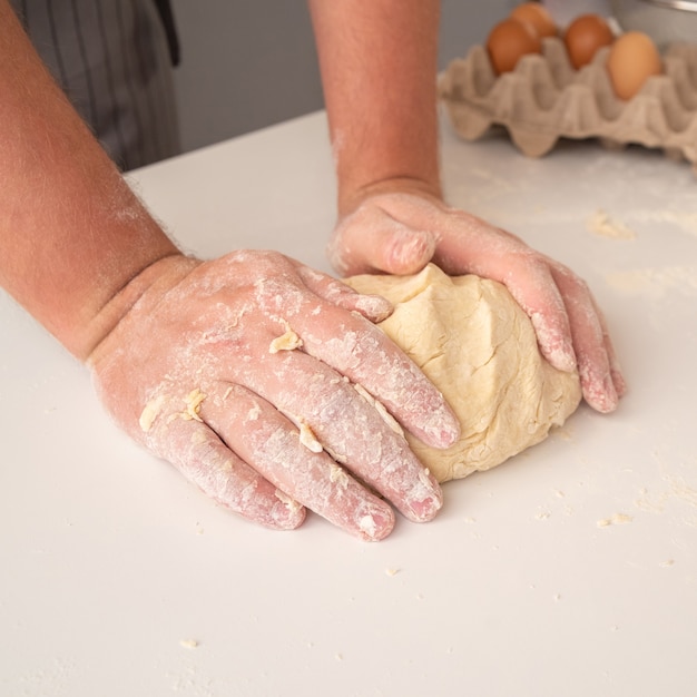 Chef moldeando masa con huevos