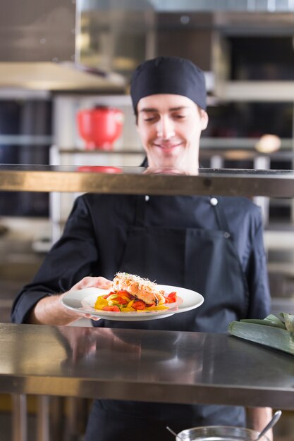 Chef mostrando su plato