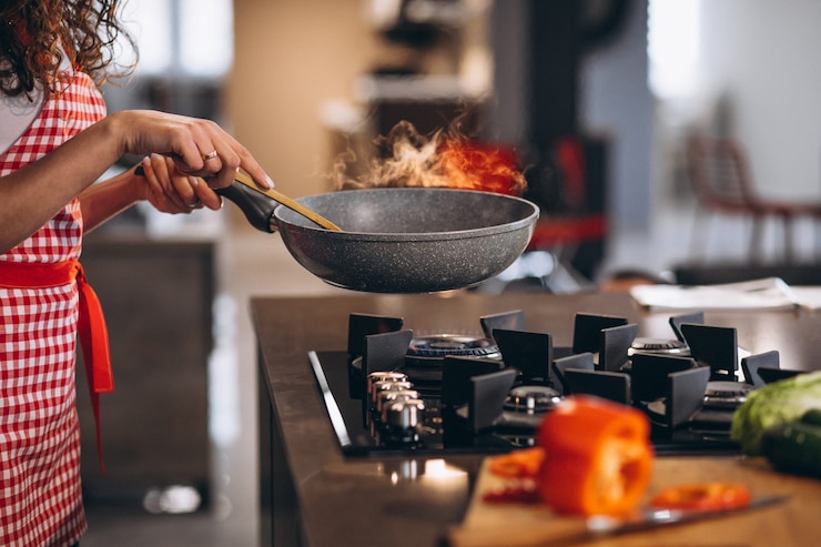 Foto gratuito chef mujer cocinar verduras en sartén