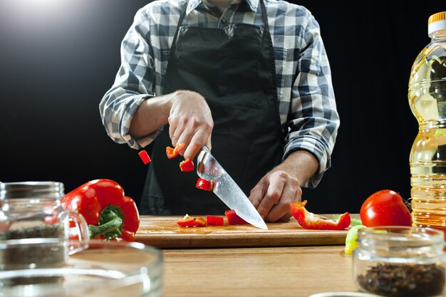 Chef mujer cortando verduras frescas