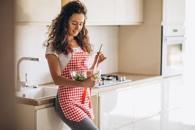 Chef mujer haciendo ensalada en la cocina