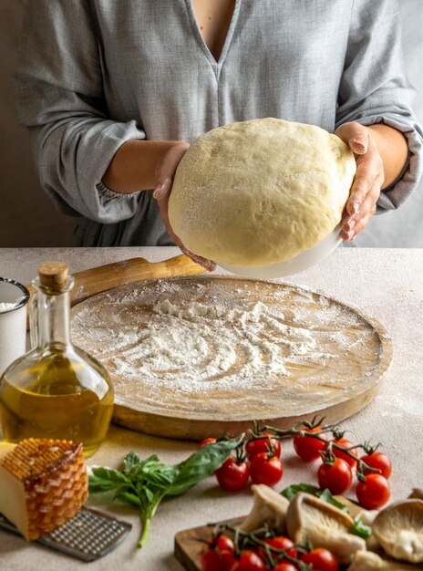 Chef mujer preparando masa para pizza