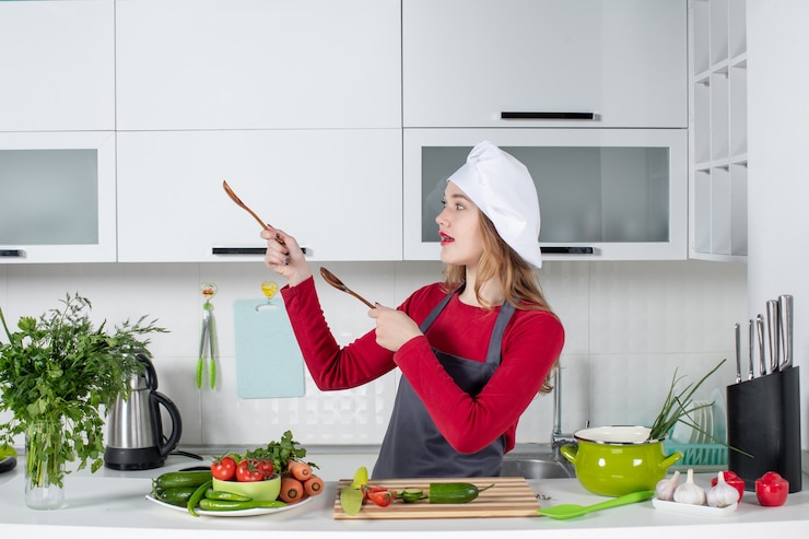 Foto gratuito chef mujer vista frontal en sombrero de cocinero