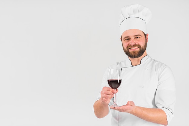 Chef ofreciendo una copa de vino