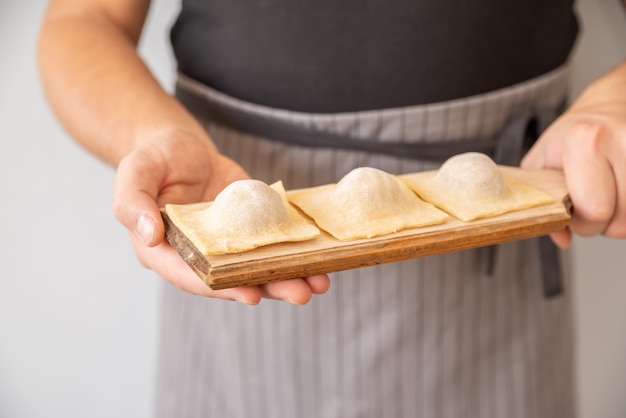 Foto gratuita chef con pasta rellena