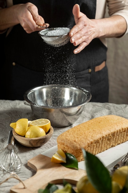 Chef pastelero tamizado ingredientes para pastel