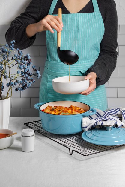Chef poniendo delicioso goulash en un tazón