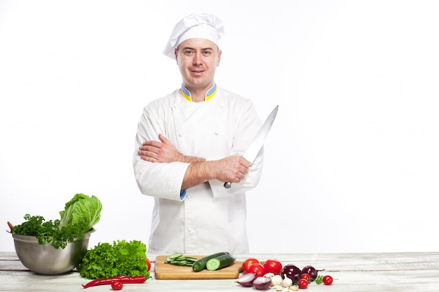 Chef posando con cuchillo en su cocina