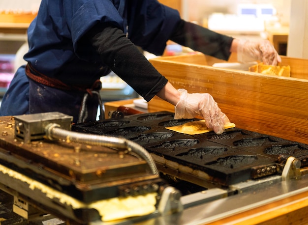 Foto gratuita chef preparando comida tradicional japonesa