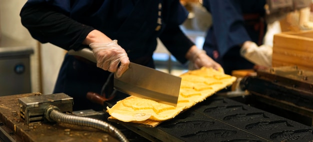 Chef preparando comida tradicional japonesa