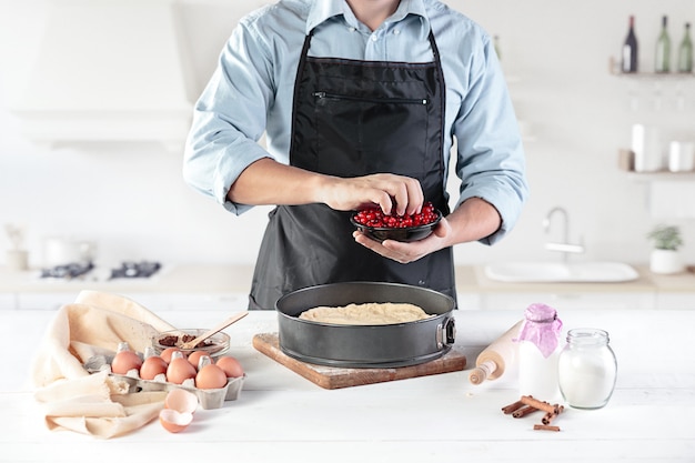 Chef preparando pastel