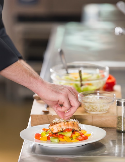 Chef preparando un plato de comida saludable