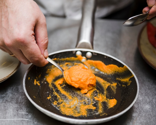 Chef preparando salsa