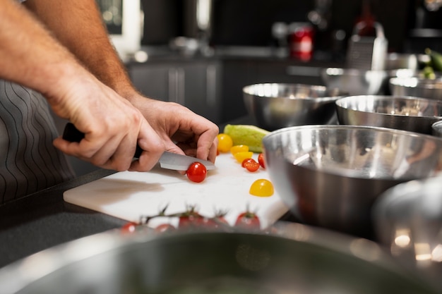 Foto gratuita chef profesional preparando comida en la cocina