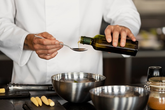 Foto gratuita chef profesional preparando comida en la cocina