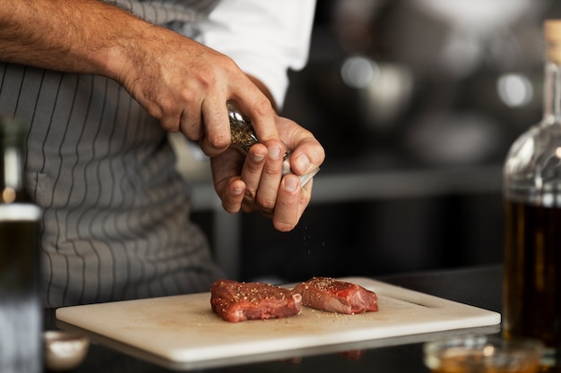 Foto gratuita chef profesional preparando comida en la cocina