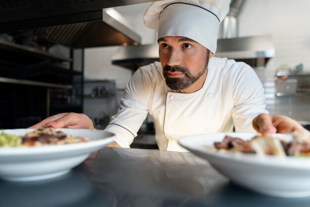 Chef profesional de tiro medio trabajando