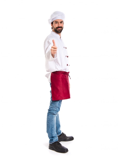 Chef con el pulgar hacia arriba sobre fondo blanco