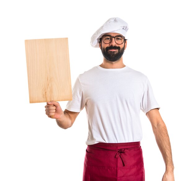 Chef que sostiene una herramienta de madera