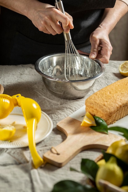 Chef de repostería con batidor de ingredientes de la torta