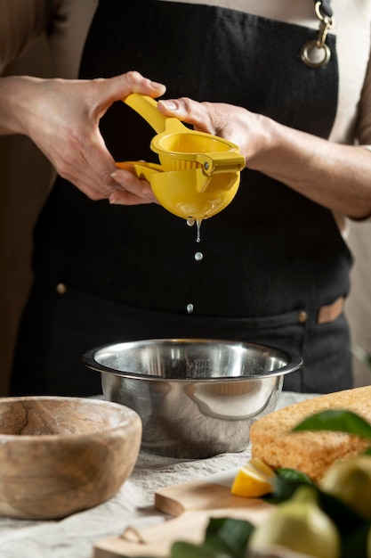 Chef de repostería exprimiendo jugo para pastel