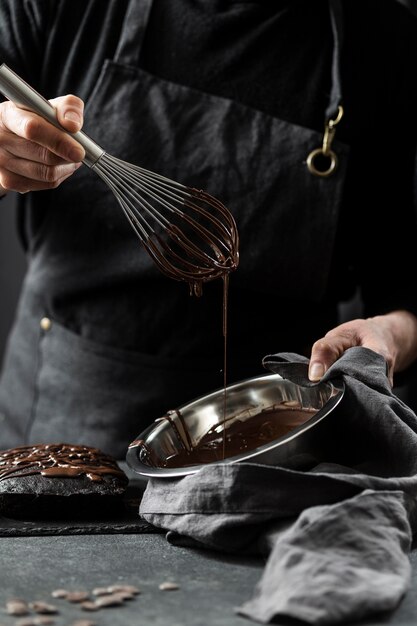 Chef de repostería preparando pastel de chocolate