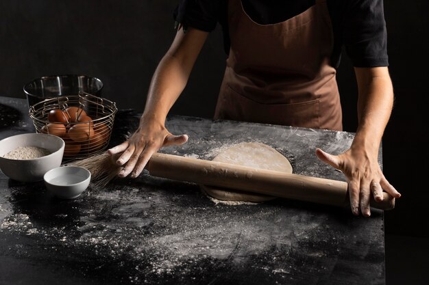 Chef rodando masa en la mesa