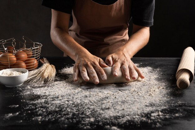 Chef rodando masa en la mesa