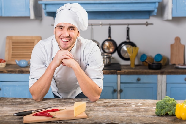 Foto gratuita chef sonriente en cocina