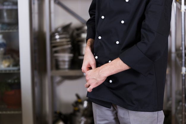 Chef con una tabletchef con uniforme y menaje de cocina