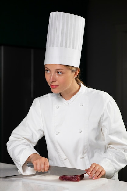 Chef de tiro medio cocinando carne