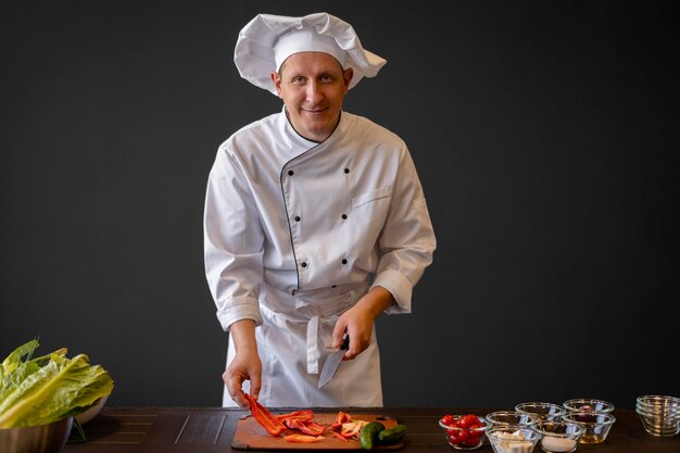 Chef de tiro medio cortando verduras