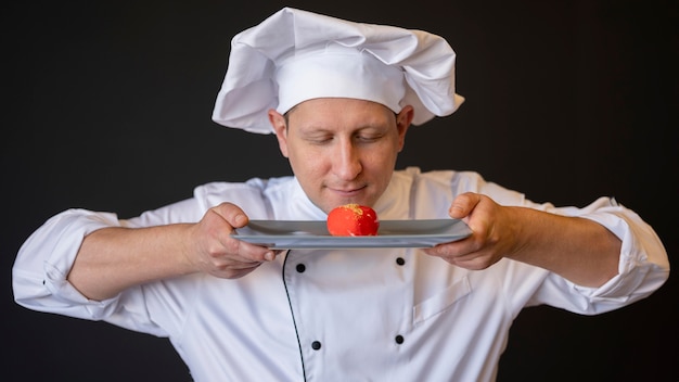 Foto gratuita chef de tiro medio oliendo comida