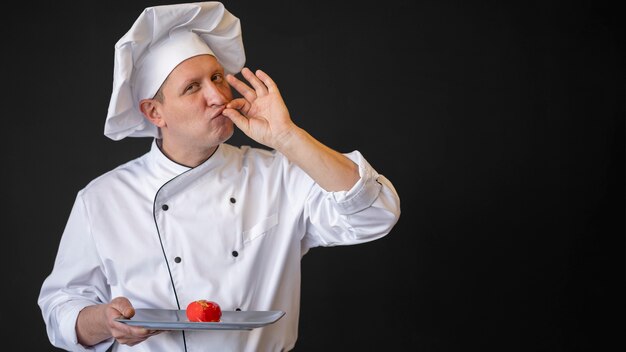 Chef de tiro medio con plato de comida