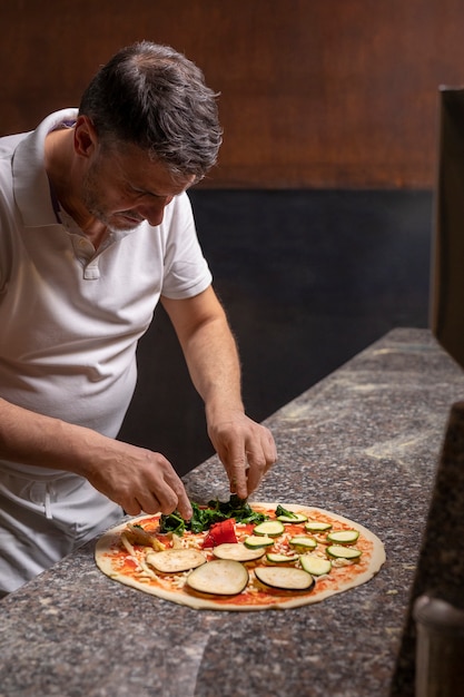 Chef de tiro medio preparando pizza