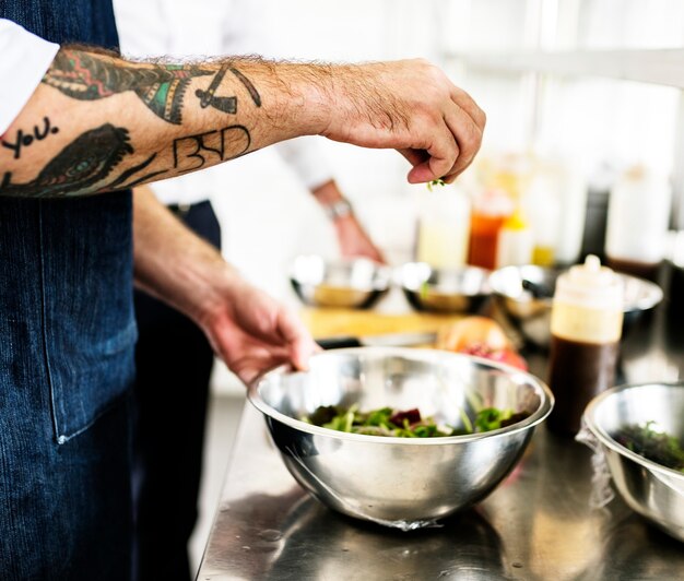 Foto gratuita chef trabajando y cocinando en la cocina.