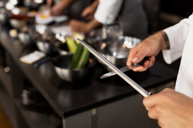 Foto gratuita chef trabajando juntos en una cocina profesional